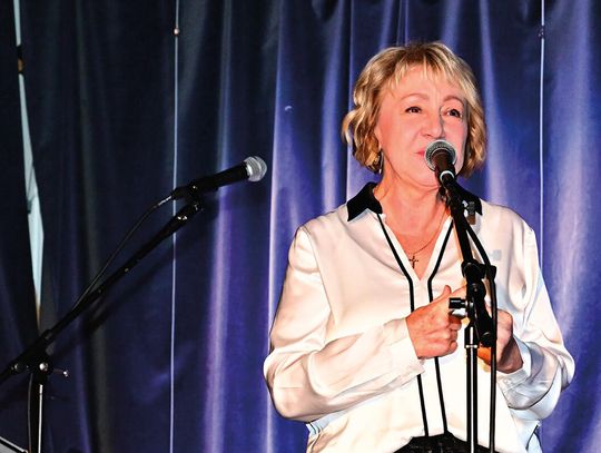 Nowe początki: „Bilet do Kalifornii” oraz „Skradziona młodość” – wieczór literacko‑muzyczny z Ewą Krasoń w AGK