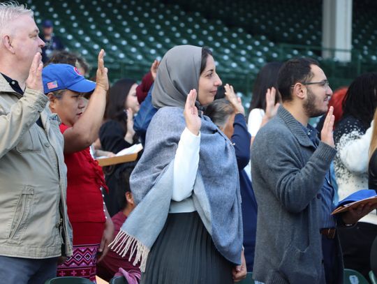Nowi obywatele amerykańscy zaprzysiężeni na Wrigley Field
