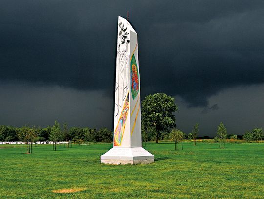 Nowy obelisk poświęcony św. Janowi Pawłowi II na cmentarzu Maryhill