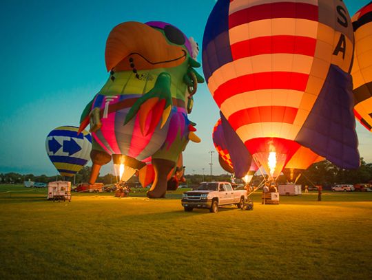 Oczy zwrócone na niebo. Festiwal balonowy w Lisle zatykał dech w piersi. ZOBACZ ZDJĘCIA DARIUSZA LACHOWSKIEGO