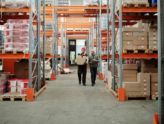 Od nadruku do palety – jak automatyzacja kartonów usprawnia magazyn i obniża koszty operacyjne?