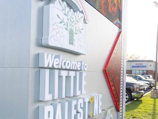 Pierwsza tablica, odsłonięta 8 kwietnia