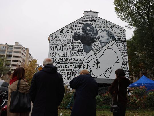 Odsłonięto mural poświęcony Andrzejowi Wajdzie