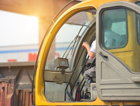 Operator koparki czy spawacz? Dwie ścieżki kariery, które gwarantują stabilność finansową w niepewnych czasach