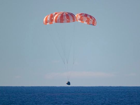 Orion z astronautami bezpiecznie wodował na Pacyfiku, kończąc księżycową misję Artemis II