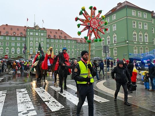 Orszaki trzech króli przejdą 6 stycznia ulicami 800 miast pod hasłem "W jasełkach leży!"