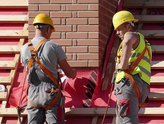 Oszuści udający pracowników miejskich okradają domy seniorów wzdłuż Archer Ave.