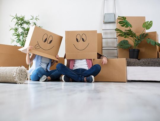 Oszuści wykorzystują sezon przeprowadzek. Jak uniknąć strat?