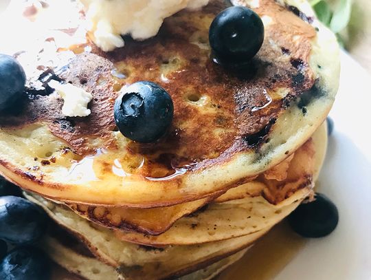 Pancakes z maślanką i borówkami