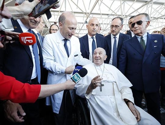 Papież Franciszek opuścił rzymską klinikę Gemelli i wrócił do Watykanu