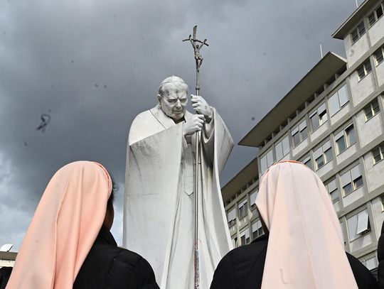 Papież kontynuuje leczenie i fizjoterapię oddechową