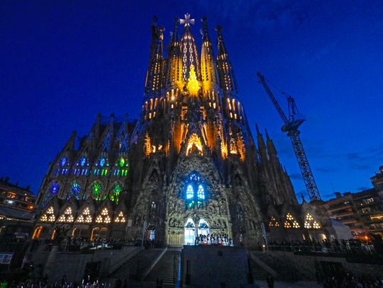 Papież odprawił mszę w Bazylice Sagrada Familia w 100. rocznicę śmierci jej twórcy
