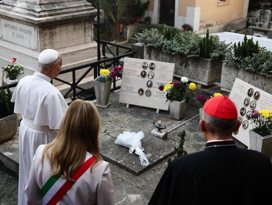 Papież odprawił mszę za zmarłych na rzymskim cmentarzu Verano Papież odprawił mszę za zmarłych na rzymskim cmentarzu Verano