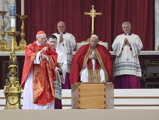 Papież przewodniczył mszy pogrzebowej Benedykta XVI: był świadkiem Ewangelii (ZDJĘCIA)