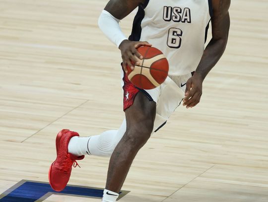 Paryż - LeBron James chorążym ekipy USA