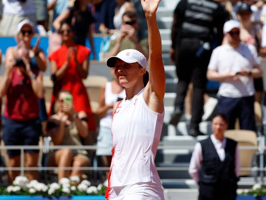 Paryż/tenis - Świątek pokonała Parry w drugiej rundzie, porażka Linette z Paolini 