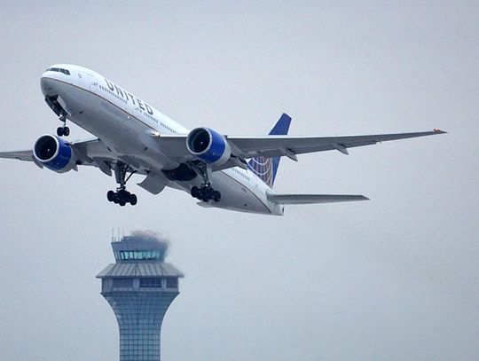 Pasażer lotu do Chicago twierdził, że jego żona ma bombę w bagażu