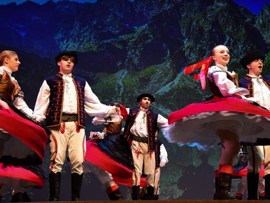 Pełen artystycznych doznań Koncert 50-lecia WICI z bajkami , ludowymi opowiastkami, tańcem i śpiewem