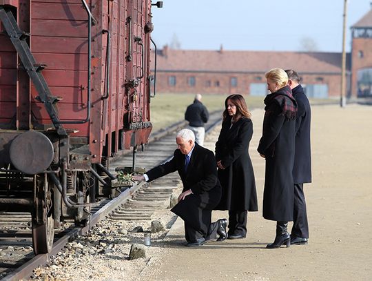 Pence: Niech Auschwitz przypomina, że milczenie w obliczu zła to zgoda na jego triumf (ZDJĘCIA)