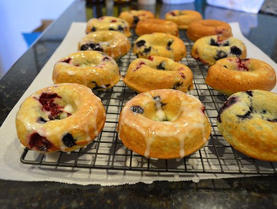 Pieczone pączki z owocami leśnymi