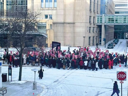 Pielęgniarki z University of Chicago domagają się zwiększenia personelu i poprawy bezpieczeństwa