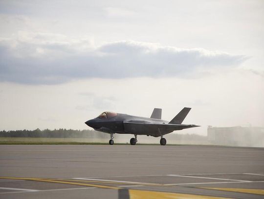 Pierwsze F-35 są już w Polsce, wylądowały w bazie w Łasku