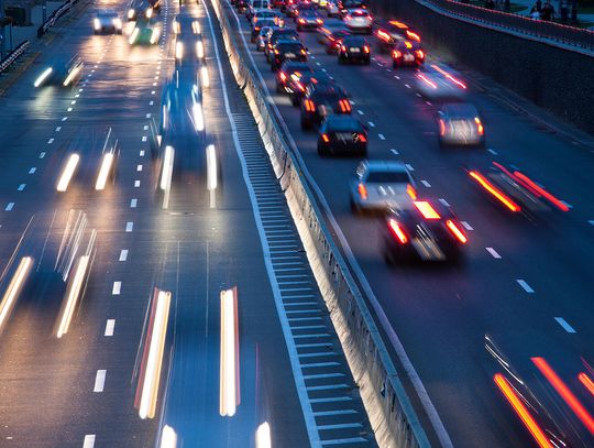 Pieszy na autostradzie uderzony przez samochód