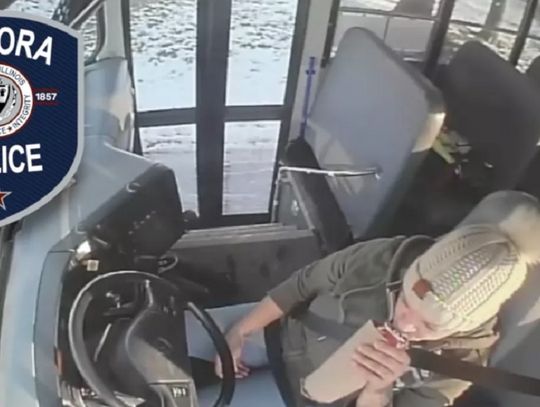 Piła piwo za kierownicą szkolnego autobusu (WIDEO)