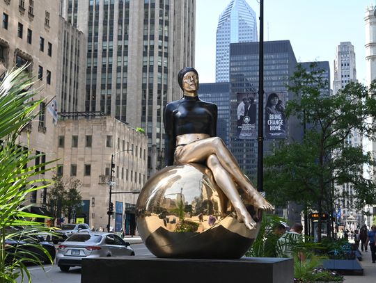 Pływacy w bezruchu na Magnificent Mile (ZDJĘCIA)
