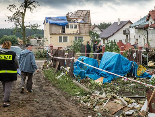 Po burzach jedna osoba nie żyje, uszkodzonych 800 budynków; premier deklaruje pomoc (ZDJĘCIA)