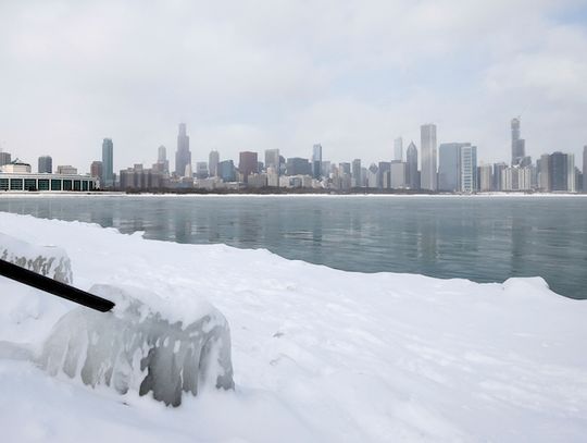 Po śnieżycy w Chicago główne drogi przejezdne, boczne zasypane