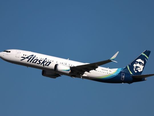 Po wypadnięciu okna z lecącego samolotu Alaska Airlines uziemiła swoje Boeingi 737 Max 9 (WIDEO)