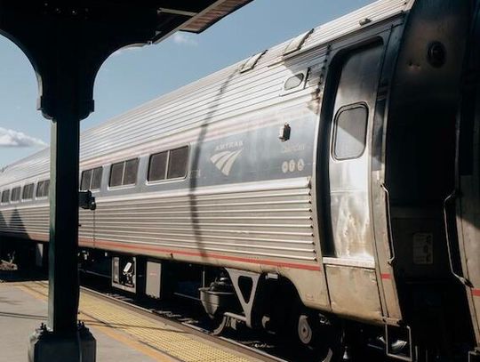 Pociąg Amtrak uderzył w pojazd budowlany na torach w Lake Forest