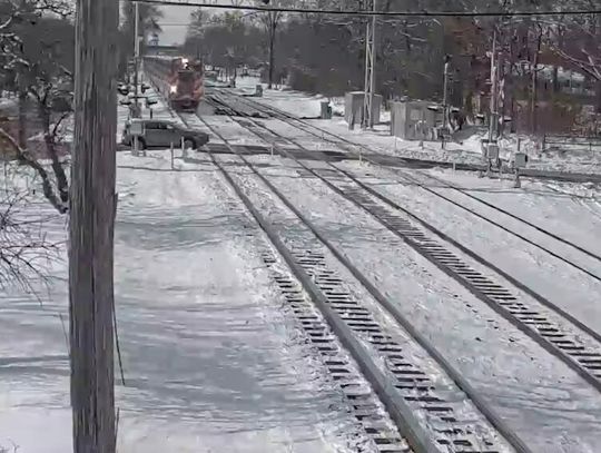 Pociąg Metry uderzył pojazd na torach w Hinsdale (WIDEO)
