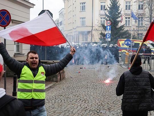 Pod Sejmem doszło do starć między protestującymi a policją