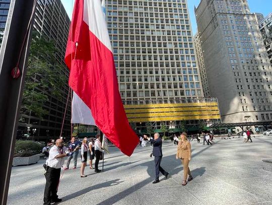 Podniesienie polskiej flagi na Daley Plaza w ramach inauguracji Miesiąca Dziedzictwa Polskiego (ZDJĘCIA)