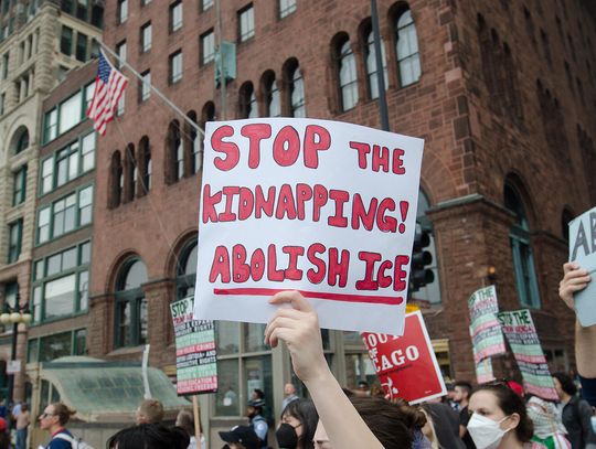 Podszywał się pod policjanta podczas protestów przeciwko ICE w centrum Chicago