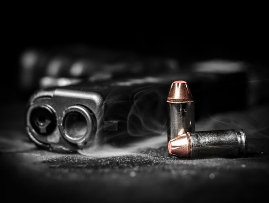 Policja: 20-latek zastrzelił młodszego kolegę na przedmieściach podczas zabawy bronią