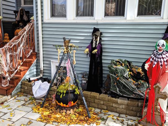 Policja ostrzega przed podpalaczem po pożarze dekoracji halloweenowych i werandy domu