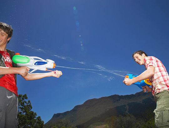 Policja ostrzega przed Senior Assassin – młodzieżową zabawą, która może mieć tragiczne skutki