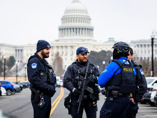 Policja: przed Kapitolem aresztowano uzbrojonego 18-latka Policja: przed Kapitolem aresztowano uzbrojonego 18-latka