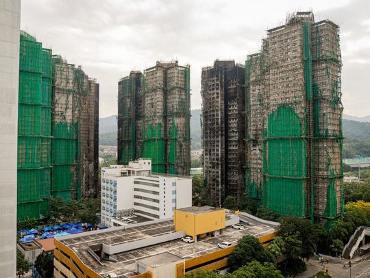 Policja: zakończono przeszukiwanie pogorzeliska na osiedlu Tai Po; w pożarze zginęło 159 osób