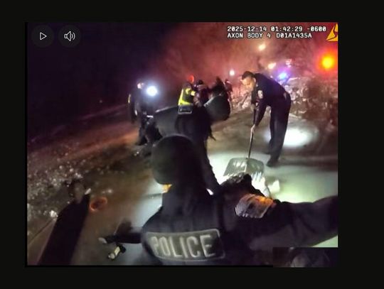 Policjanci Stachura i Lomibao uratowali ludzi z auta, które wpadło do stawu w Glendale Heights (WIDEO) Policjanci Stachura i Lomibao uratowali ludzi z auta, które wpadło do stawu w Glendale Heights (WIDEO)