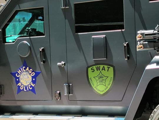 Policjant SWAT postrzelony podczas interwencji na północnym zachodzie Chicago, ranne 3 kobiety, sprawca się poddał