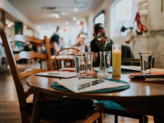 Polonijni restauratorzy o obowiązku sprawdzania szczepień klientów. Zabójstwo małych biznesów czy spóźniona konieczność?