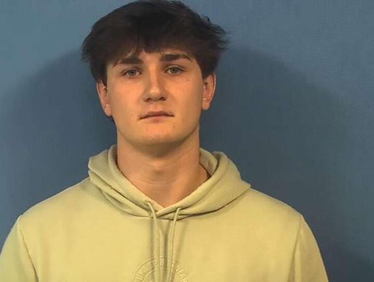 Polski nastolatek, oskarżony o napaść seksualną na koleżankę, pozostaje w areszcie; koledzy zwolnieni