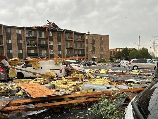 Polskie rodziny wśród ofiar po zerwanym dachu na osiedlu w Mt. Prospect. Poszkodowany mieszkaniec: „Czytajcie swoje polisy ubezpieczeniowe”