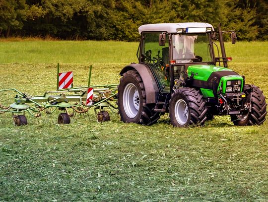 Pomorskie. Po pijanemu prowadził traktor pomimo dożywotniego zakazu