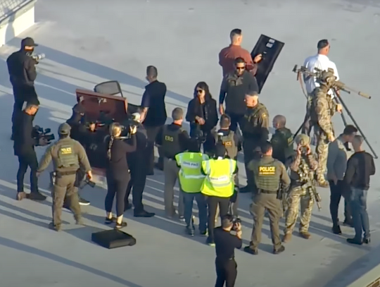 Ponad 1000 zatrzymań w operacji Midway Blitz. Sekretarz DHS odwiedziła ośrodek ICE w Broadview (WIDEO)