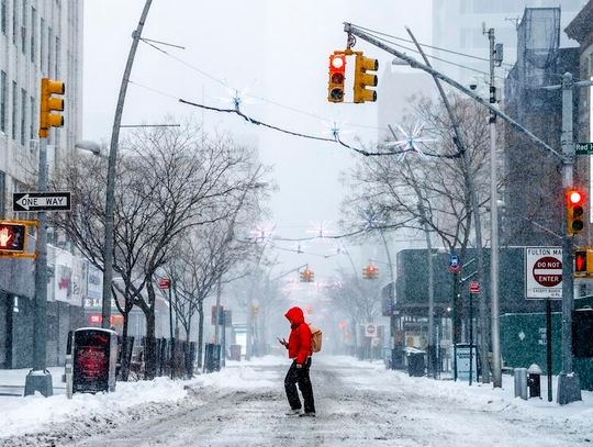 Ponad 13 tys. lotów odwołano z powodu burzy śnieżnej, 230 tys. odbiorców bez prądu